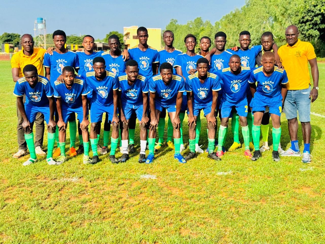 L'équipe de CONNECTE-FOOT en tenue bleue