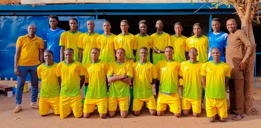 L'équipe de CONNECTE-FOOT en tenue jaune