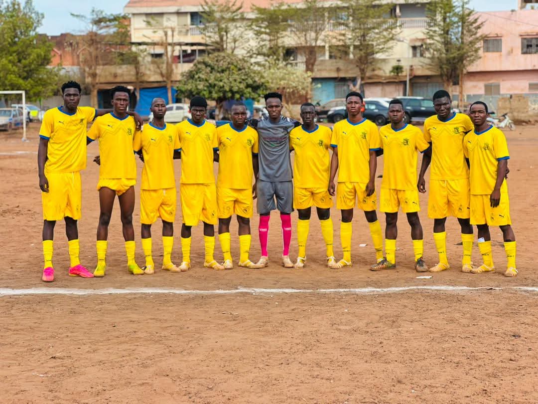 Les joueurs de Connecte Foot Académie alignés sur le terrain
